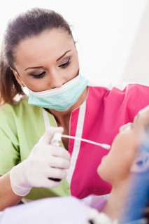 Schmerzbehandlung Angst vor Zahnarzt Narkose Lidokain Spray Studio Bianconi Zahnarztpraxis Bozen